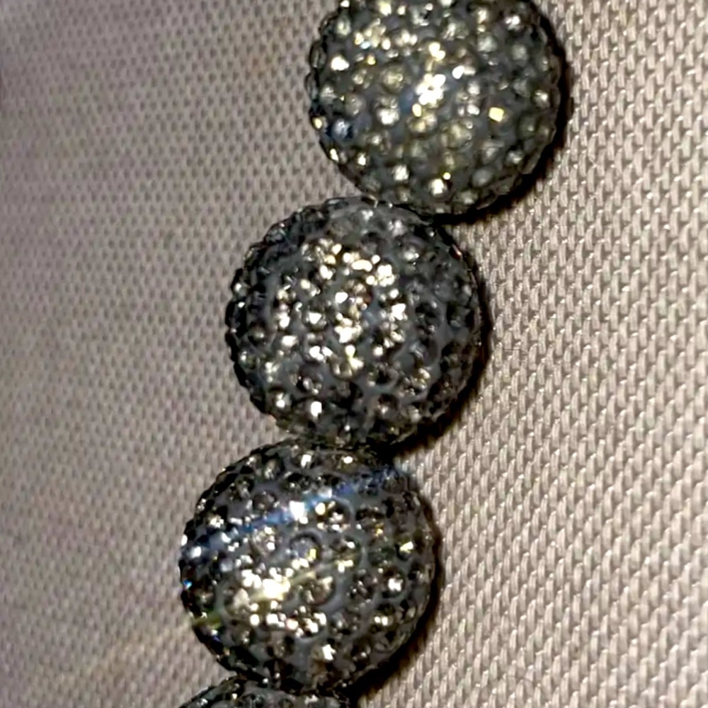 “Diamond dust” note it’s not real diamonds. It’s in good condition.